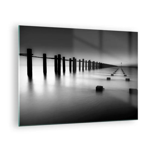 Tablou pe sticlă - Un dig minimalist alb-negru pe ape calme - 70x50cm - În depărtare gri în ceață - Decorațiune modernă pentru perete pentru living și dormitor ARTTOR
