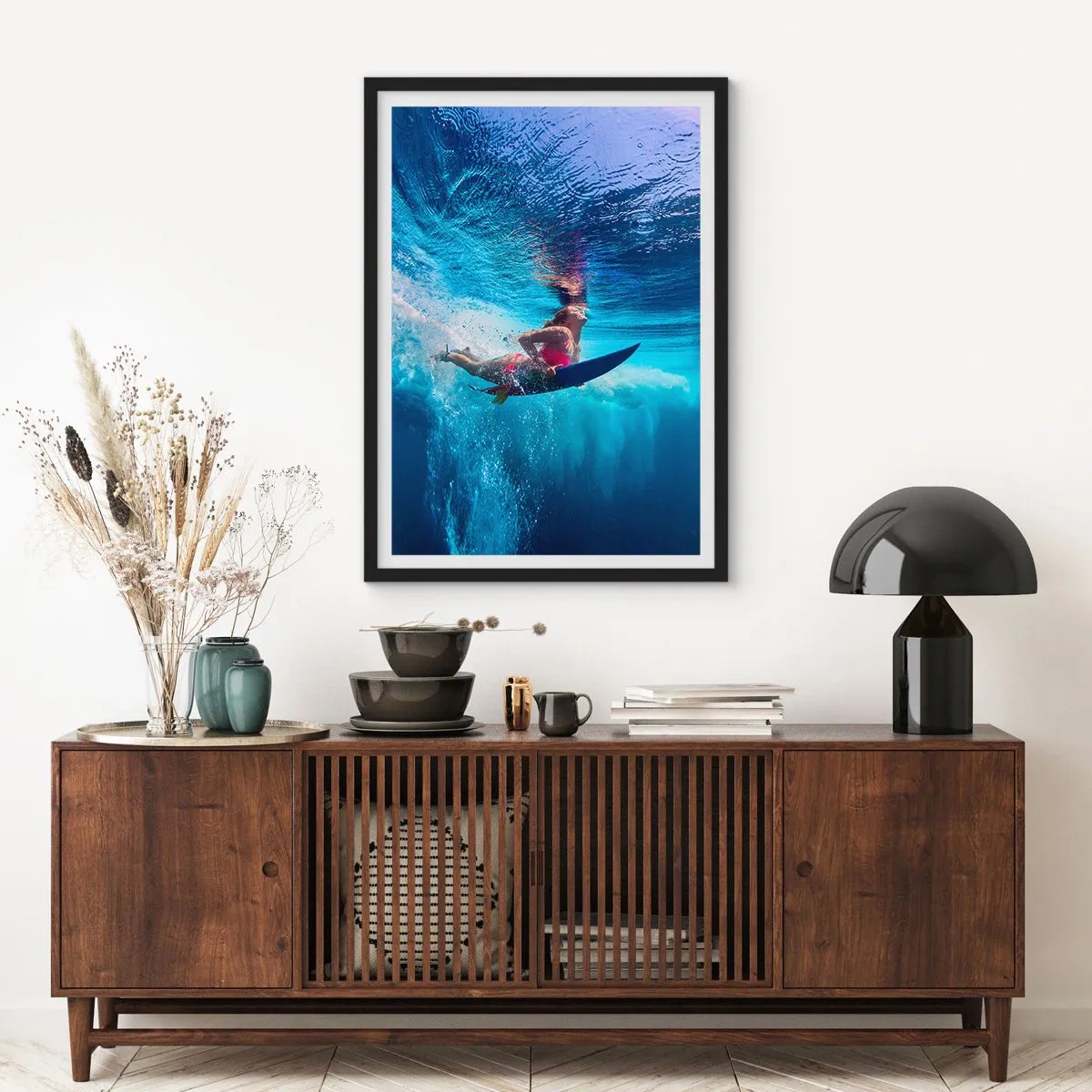 Poster în ramă neagră - Un surfer cufundat în adâncurile turcoaz ale oceanului - 50x70cm - Profunzimea bucuriei - Decorațiune modernă pentru perete pentru living și dormitor ARTTOR