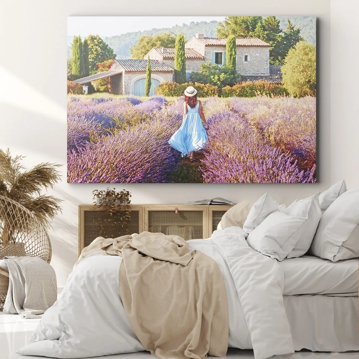 Tablou pe pânză Canvas - O femeie într-o rochie albastră se plimbă printr-un câmp de lavandă cu vedere la o casă. - 70x50cm - Fata de lavandă - Decorațiune modernă pentru perete pentru living și dormitor ARTTOR