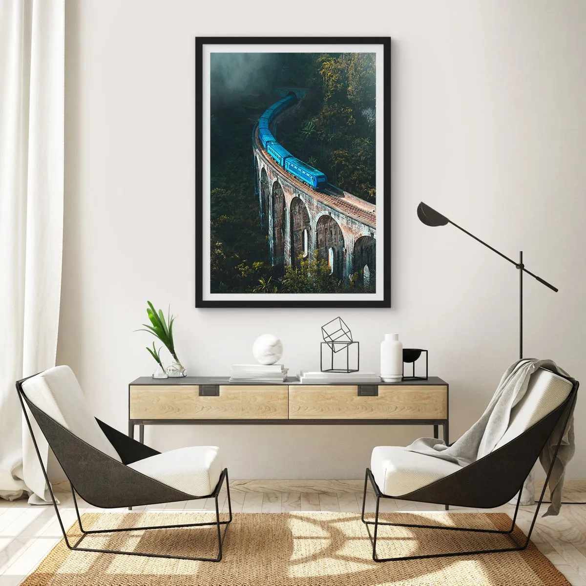 Poster în ramă neagră - Un tren albastru trece peste un viaduct pitoresc - 50x70cm - Cu trenul spre natură - Decorațiune modernă pentru perete pentru living și dormitor ARTTOR