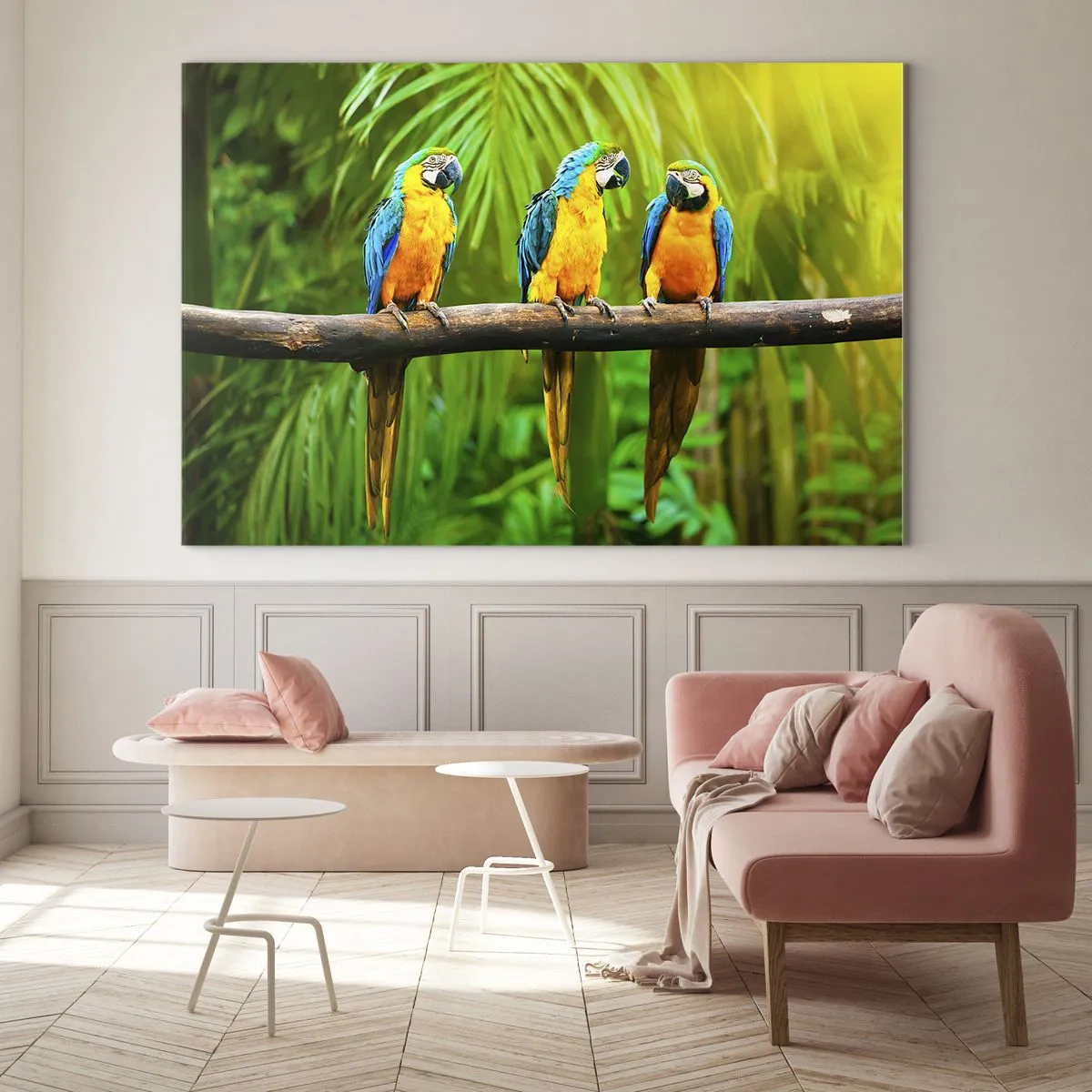Tablou pe sticlă - Trei papagali macaw pe o ramură într-o pădure tropicală - 70x50cm - Și ai auzit că ea...? - Decorațiune modernă pentru perete pentru living și dormitor ARTTOR