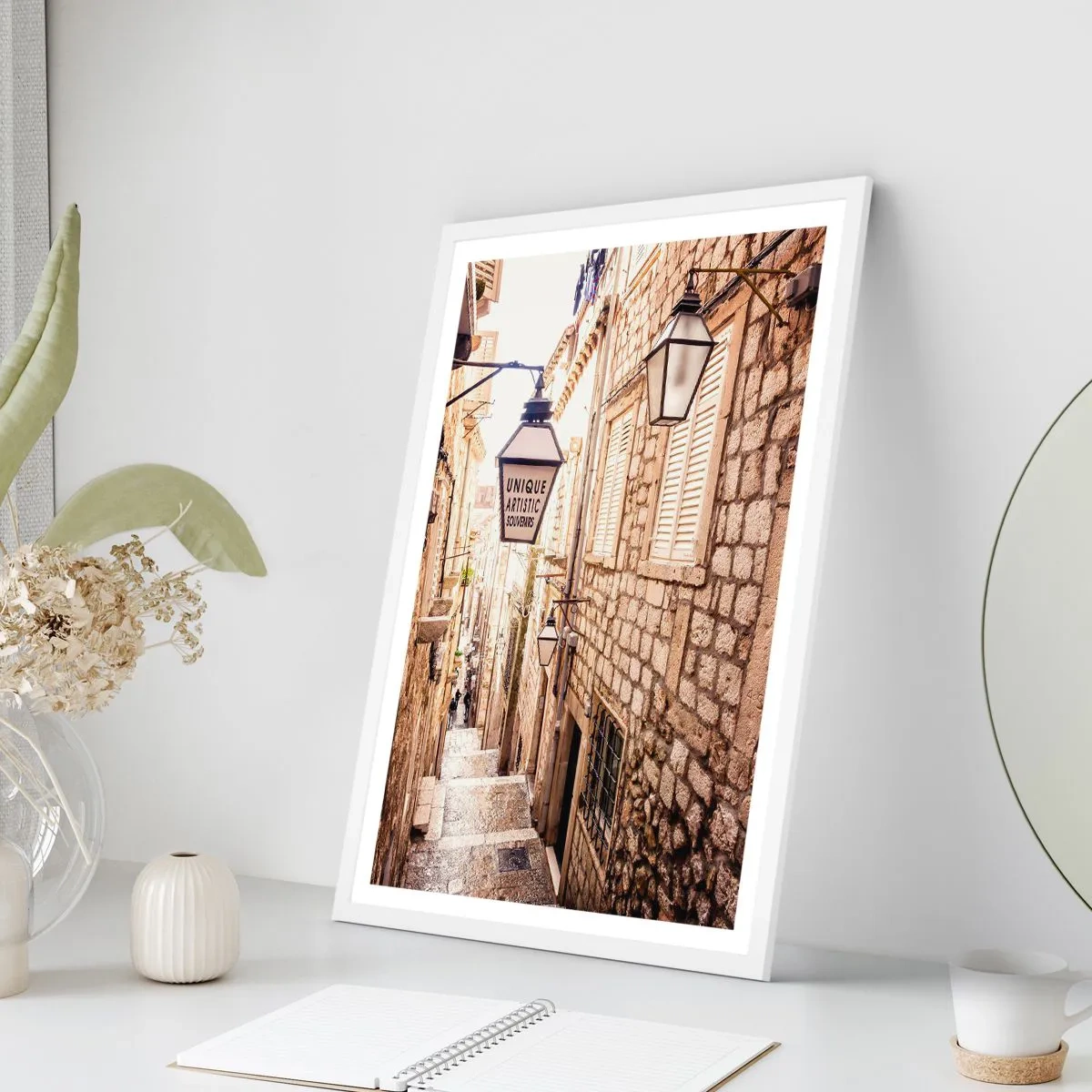 Poster în ramă albă - O străduță fermecătoare - 70x100 cm