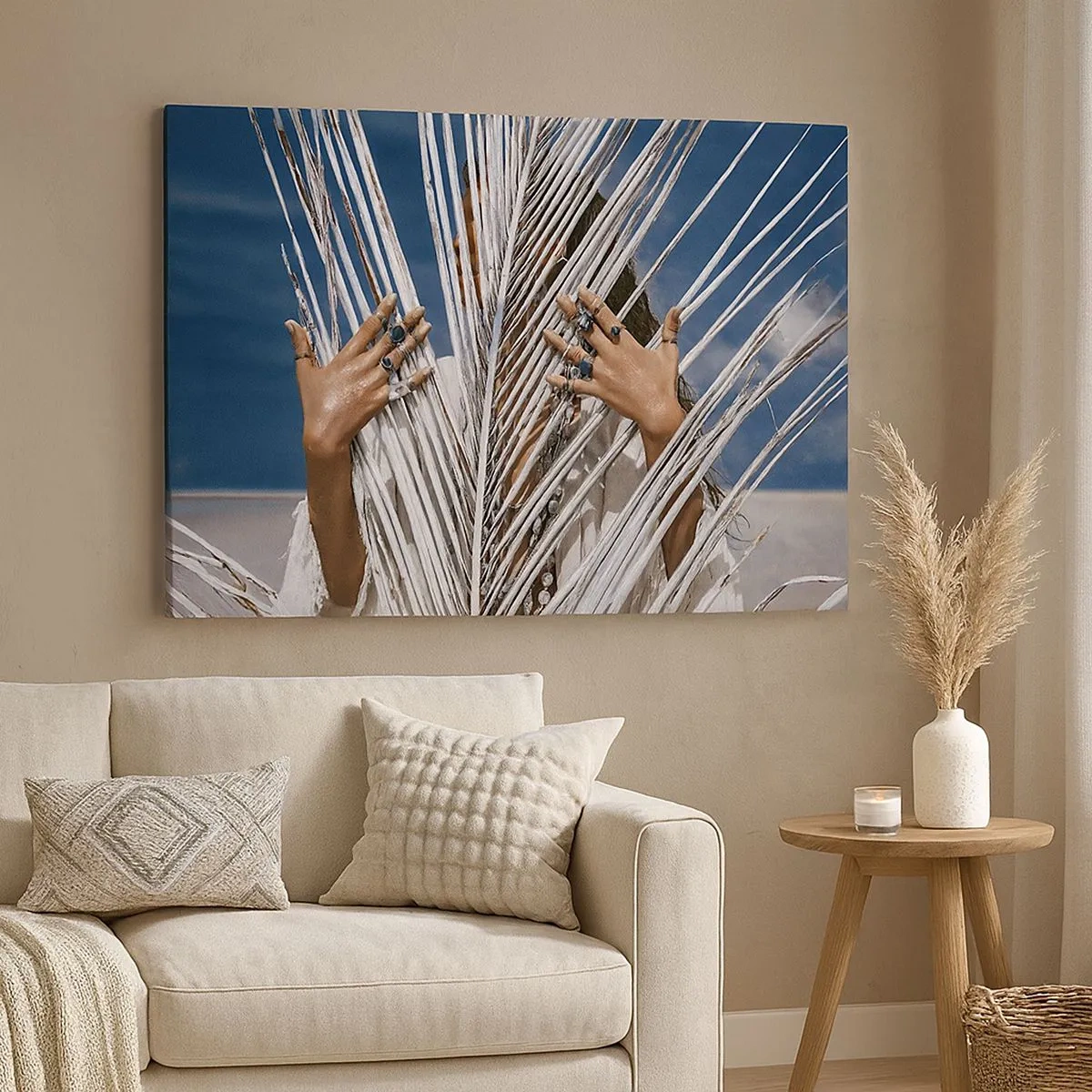 Tablou pe pânză Canvas - O femeie ascunsă în spatele frunzelor de palmier, cu inele pe mâini. - 70x50cm - Prietena șamanului? - Decorațiune modernă pentru perete pentru living și dormitor ARTTOR