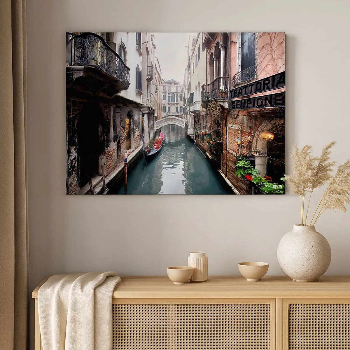 Tablou pe pânză Canvas - Un canal din Veneția cu o gondolă și clădiri istorice - 70x50cm - Peisaj venețian cu gondolă și pod - Decorațiune modernă pentru perete pentru living și dormitor ARTTOR