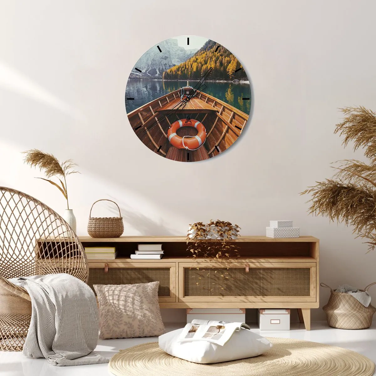 Ceas de perete - Ceas pe sticlă - Vedere din barcă a unui lac înconjurat de munți și păduri - 30x30cm - Excursie pe munte - Decorațiune modernă pentru perete pentru living, bucătărie și dormitor ARTTOR