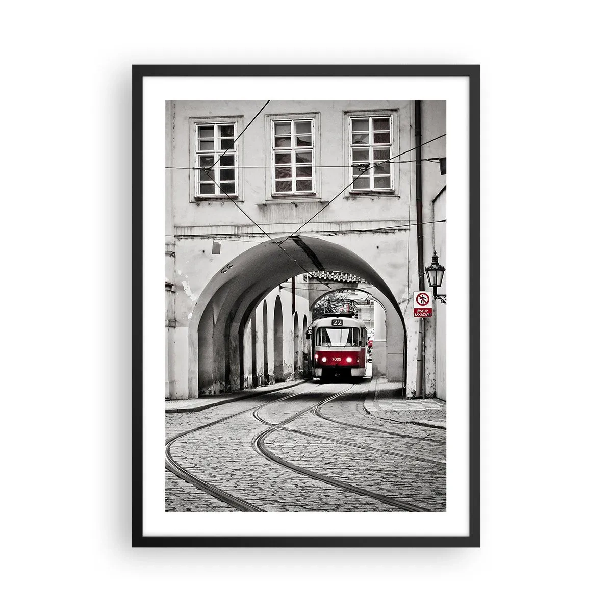 Poster în ramă neagră - Tramvai roșu într-un cadru alb-negru - 50x70cm - Printr-un labirint urban - Decorațiune modernă pentru perete pentru living și dormitor ARTTOR