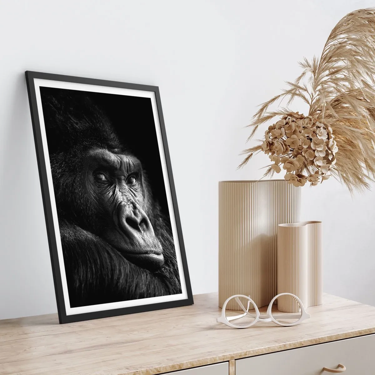 Poster în ramă neagră - Portretul unei gorile pe un fundal negru, în detalii vii - 50x70cm - Și la ce te uiți? - Decorațiune modernă pentru perete pentru living și dormitor ARTTOR