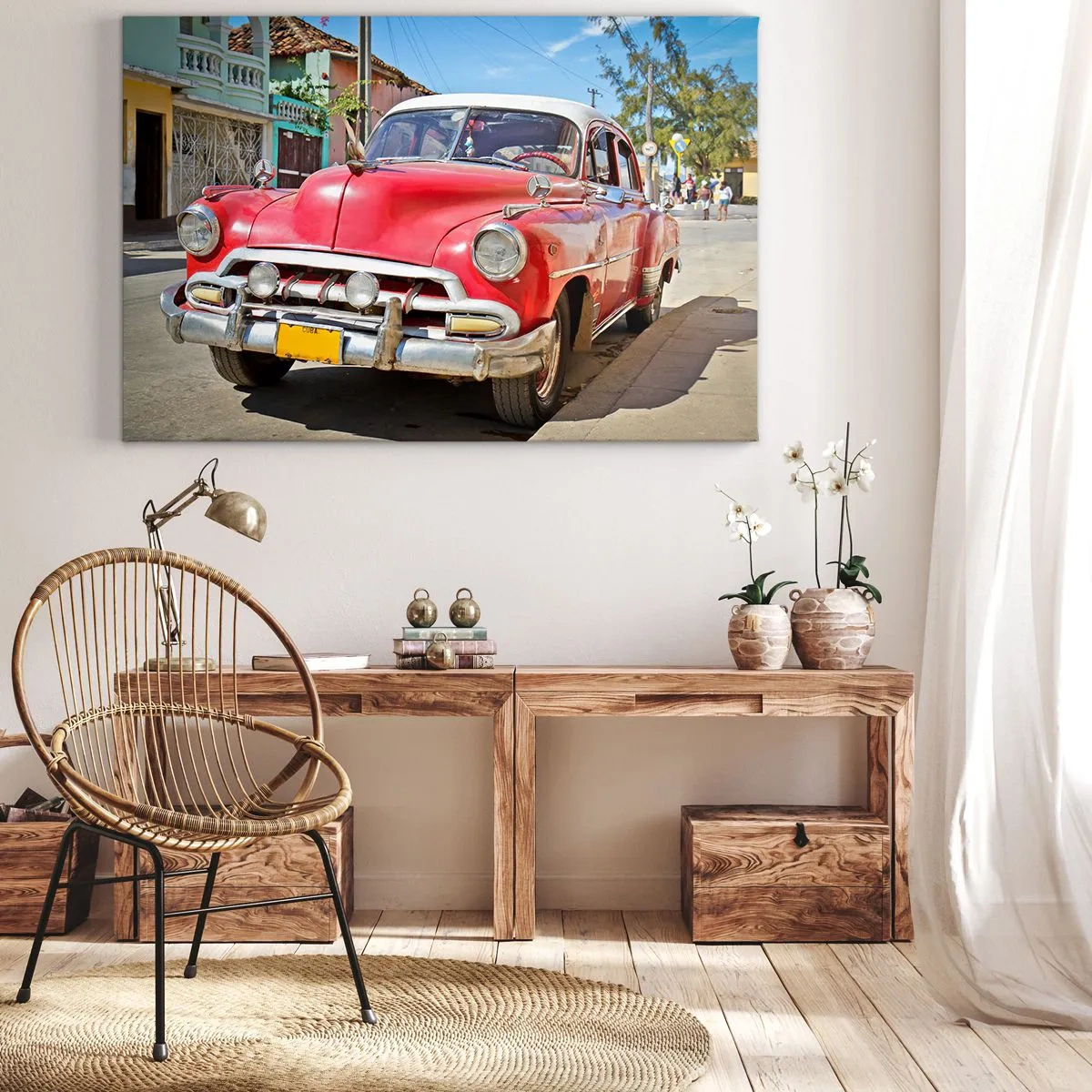 Tablou pe pânză Canvas - O mașină clasică roșie parcată pe stradă într-o zi însorită - 70x50cm - Doar în Cuba - Decorațiune modernă pentru perete pentru living și dormitor ARTTOR