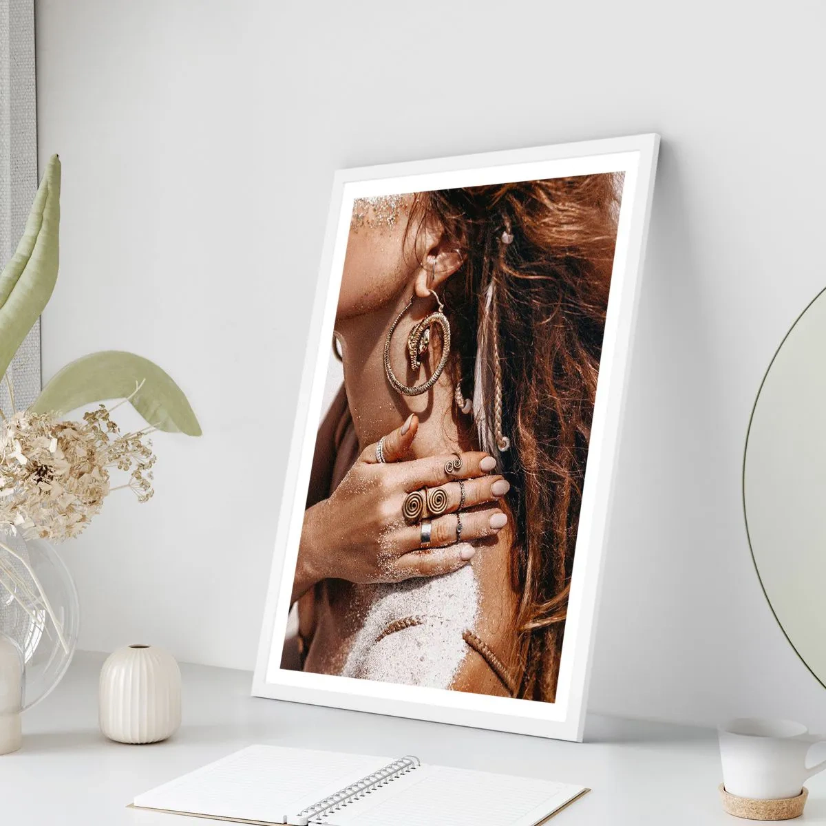 Poster în ramă albă - Regina plajei sălbatice - 30x40 cm