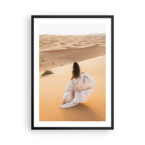 Poster în ramă neagră - O femeie într-o rochie lejeră în deșert - 50x70cm - Evadare spre libertate - Decorațiune modernă pentru perete pentru living și dormitor ARTTOR
