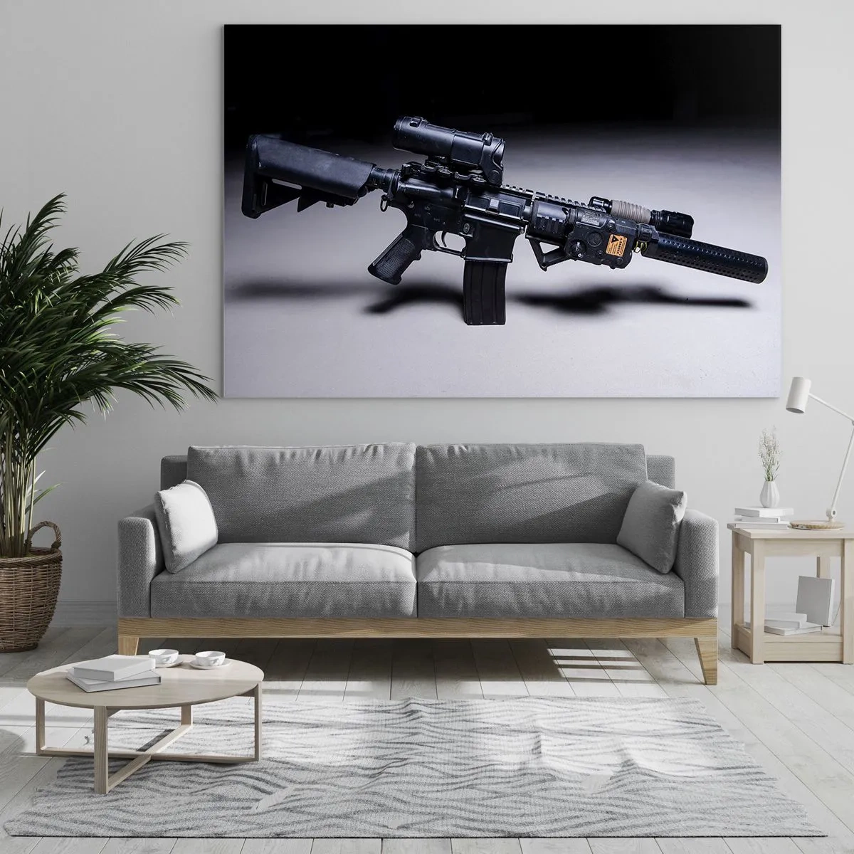 Tablou pe sticlă - O pușcă de asalt neagră cu accesorii, așezată pe un fundal deschis - 70x50cm - Cavalerul Negru - Decorațiune modernă pentru perete pentru living și dormitor ARTTOR
