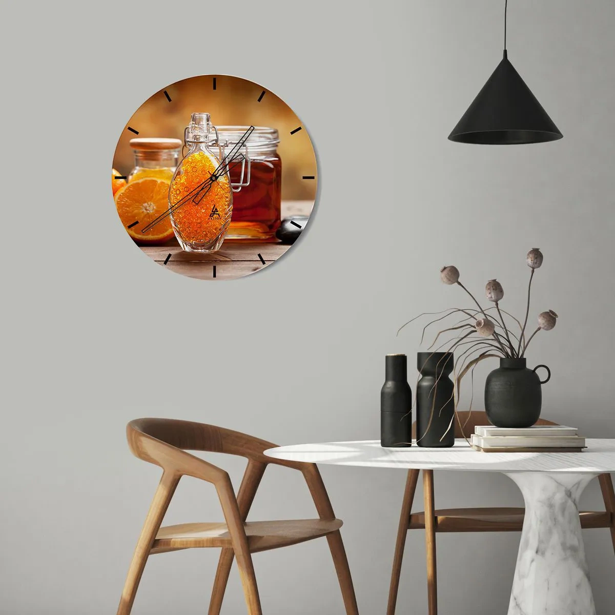 Ceas de perete - Ceas pe sticlă - O sticlă de miere cu portocale în fundal pe o masă de lemn - 30x30cm - Gust și aromă de soare - Decorațiune modernă pentru perete pentru living, bucătărie și dormitor ARTTOR