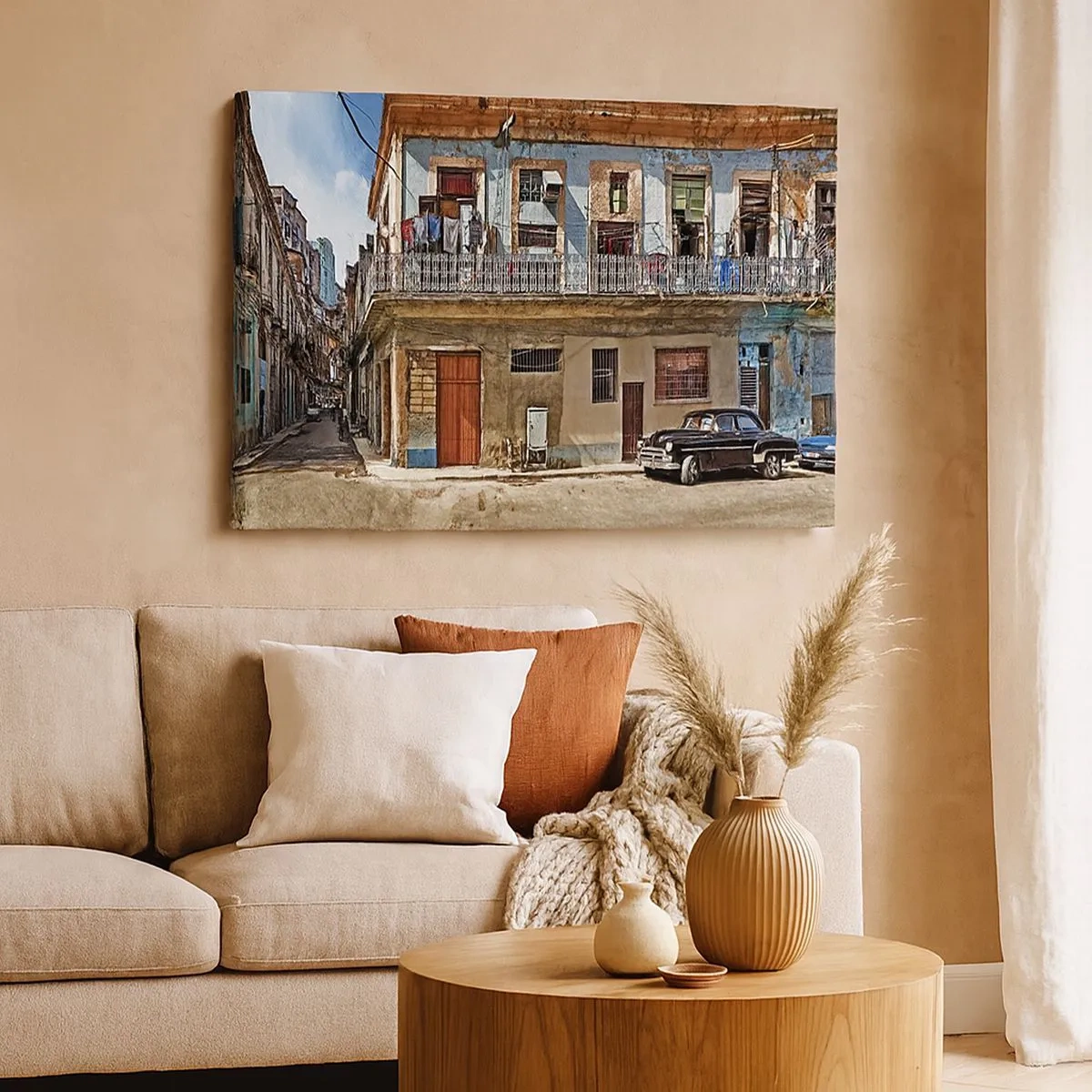 Tablou pe pânză Canvas - Case de locuit colorate și o mașină clasică în peisajul urban - 70x50cm - Sentimente cubaneze - Decorațiune modernă pentru perete pentru living și dormitor ARTTOR