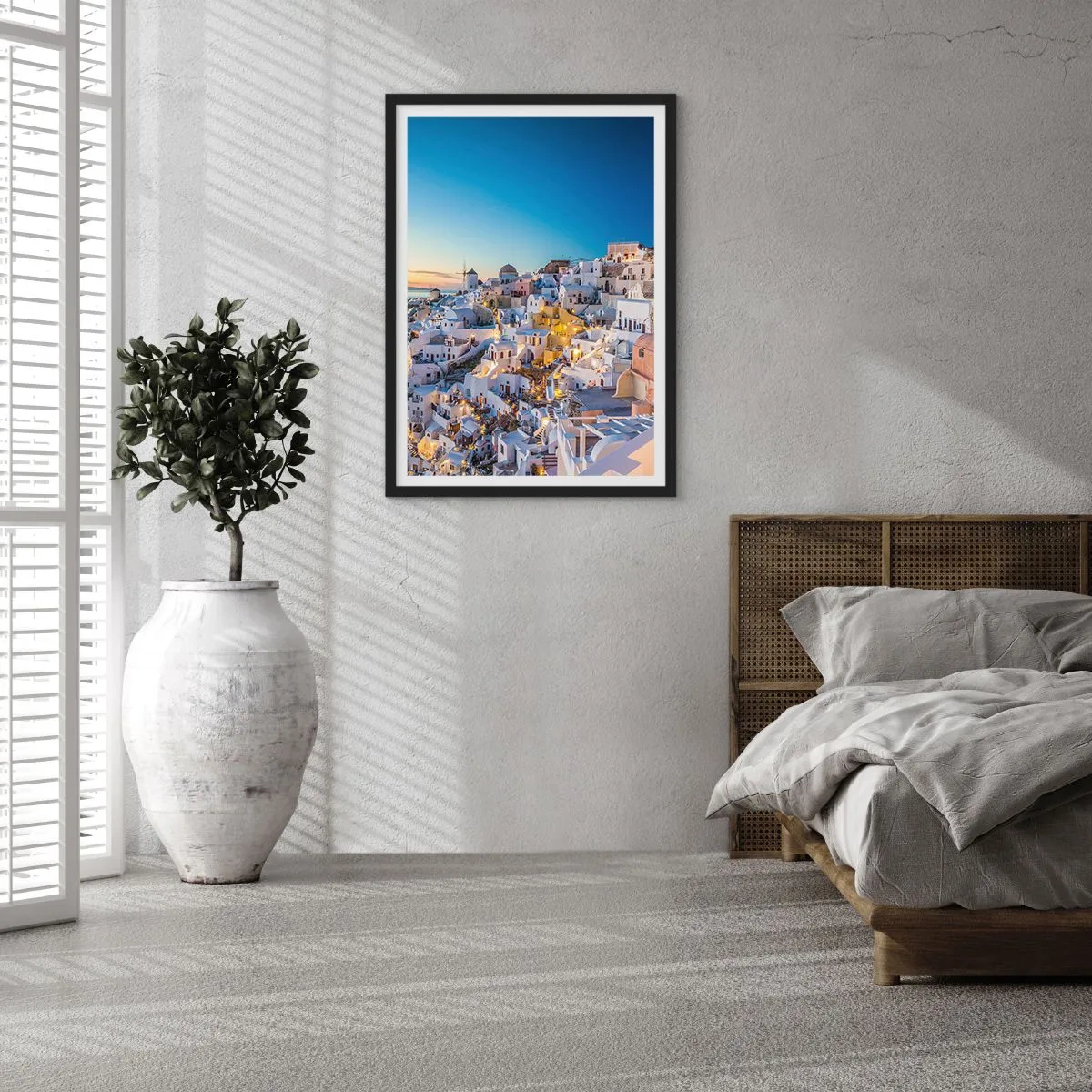 Poster în ramă neagră - Vedere a caselor iluminate din Santorini la apus - 50x70cm - Esența grecității - Decorațiune modernă pentru perete pentru living și dormitor ARTTOR
