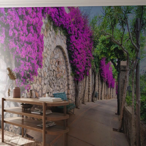 Tapet Standard Eco - O alee de piatră cu o bancă și bougainvillea violetă - 100x70cm - Să ne întâlnim cât mai curând posibil - Decorațiune modernă pentru perete pentru living și dormitor ARTTOR