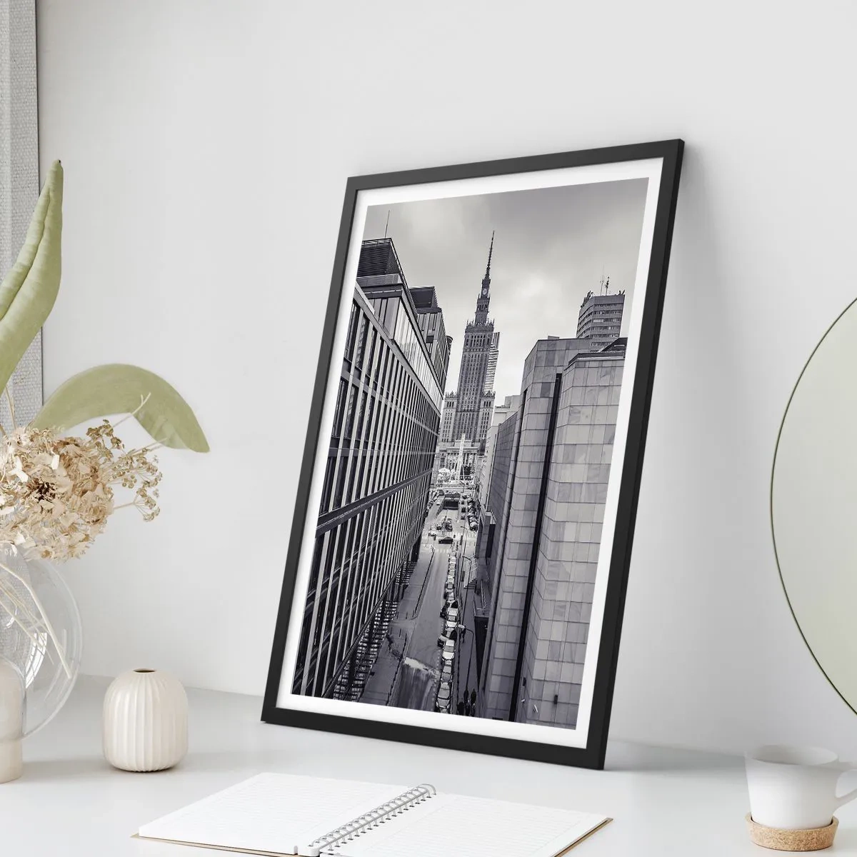 Poster în ramă neagră - Vedere a Palatului Culturii și Științei din Varșovia în nuanțe de gri - 50x70cm - Vale citadină din Varșovia - Decorațiune modernă pentru perete pentru living și dormitor ARTTOR