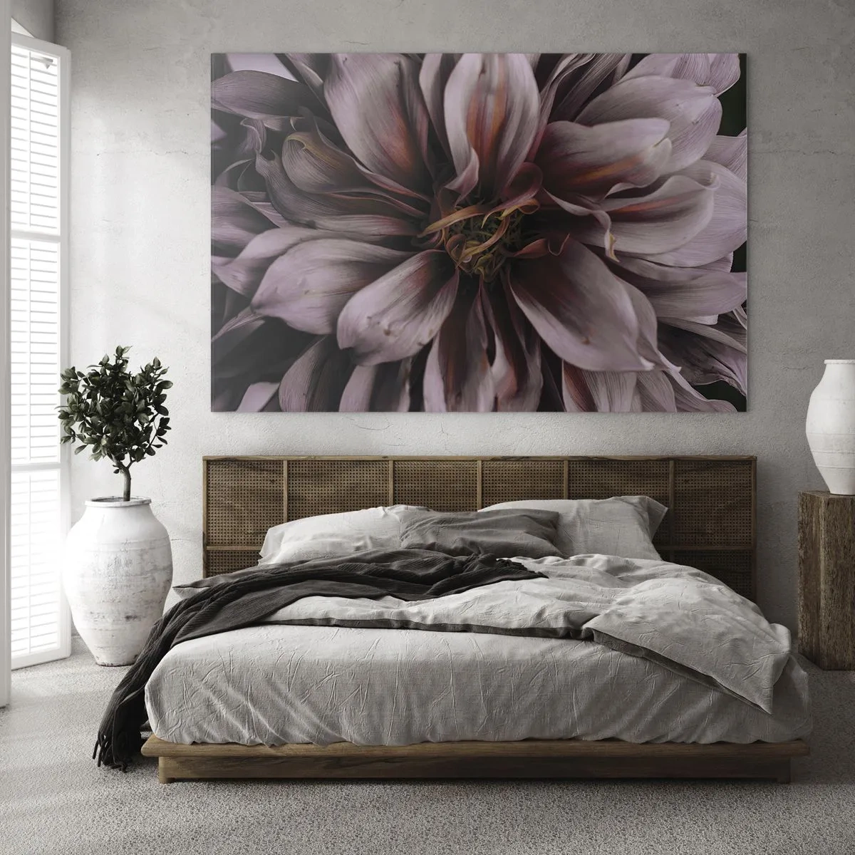 Tablou pe sticlă - Prim-plan al unei flori închise la culoare cu petale violet și vișiniu - 70x50cm - Inimă florală - Decorațiune modernă pentru perete pentru living și dormitor ARTTOR