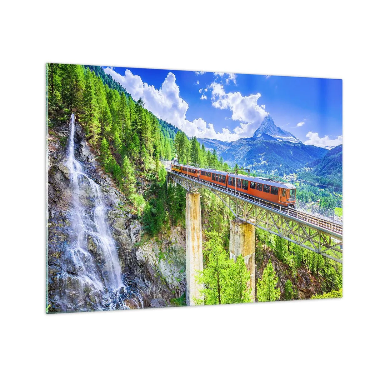 Tablou pe sticlă - Tren alpin pe un pod cu vedere la o cascadă - 70x50cm - Calea ferată din Alpi - Decorațiune modernă pentru perete pentru living și dormitor ARTTOR