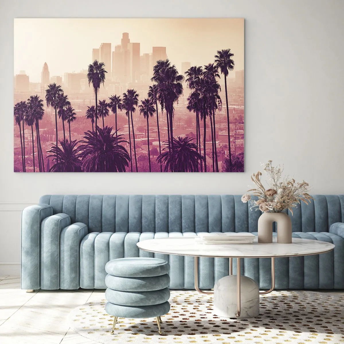 Tablou pe sticlă - Palmieri pe fundalul orizontului orașului în tonuri calde de apus - 70x50cm - Peisaj din California - Decorațiune modernă pentru perete pentru living și dormitor ARTTOR