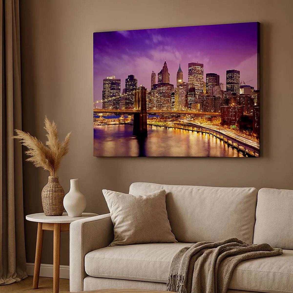 Tablou pe pânză Canvas - Panoramă a orașului cu podul în lumina serii pe fundalul cerului violet - 70x50cm - Manhathannul mov-auriu - Decorațiune modernă pentru perete pentru living și dormitor ARTTOR