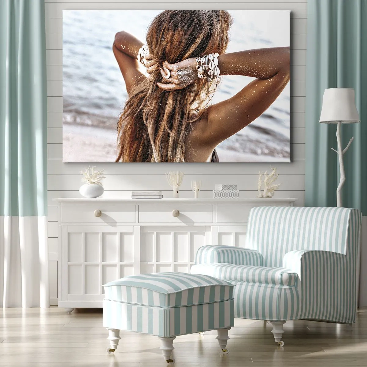 Tablou pe pânză Canvas - O femeie pe plajă cu părul fluturând în soare - 70x50cm - Sora apei și a soarelui - Decorațiune modernă pentru perete pentru living și dormitor ARTTOR