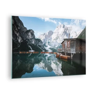 Tablou pe sticlă - Casă din lemn și bărci pe un lac liniștit la munte - 70x50cm - Dimineață cristalină de munte - Decorațiune modernă pentru perete pentru living și dormitor ARTTOR