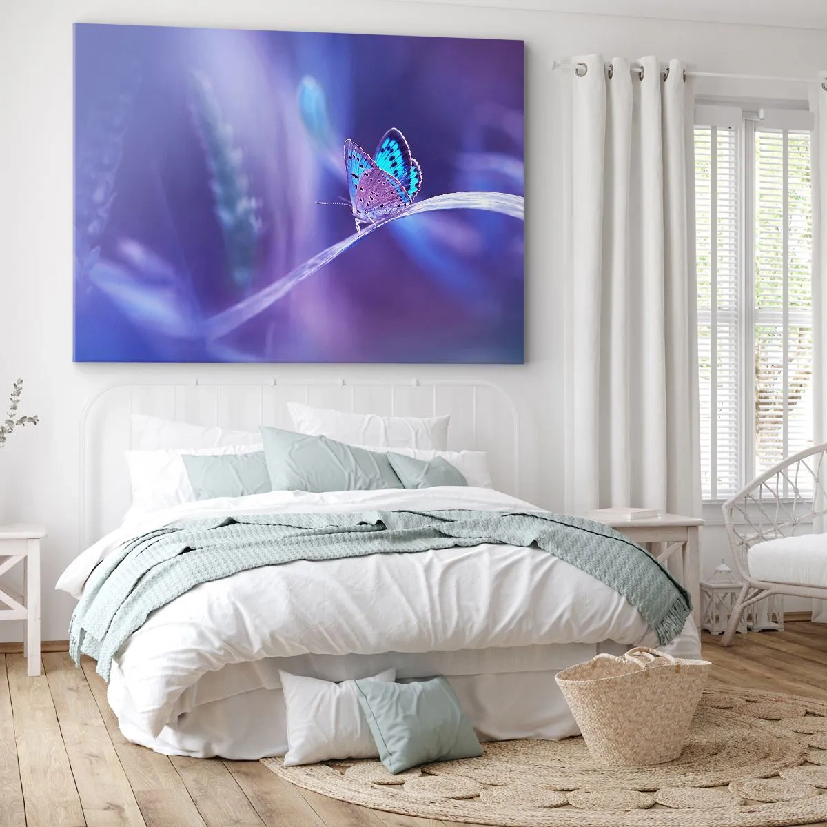 Tablou pe pânză Canvas - Un fluture albastru delicat pe o tulpină în lumină violetă - 70x50cm - O bijuterie a naturii - Decorațiune modernă pentru perete pentru living și dormitor ARTTOR