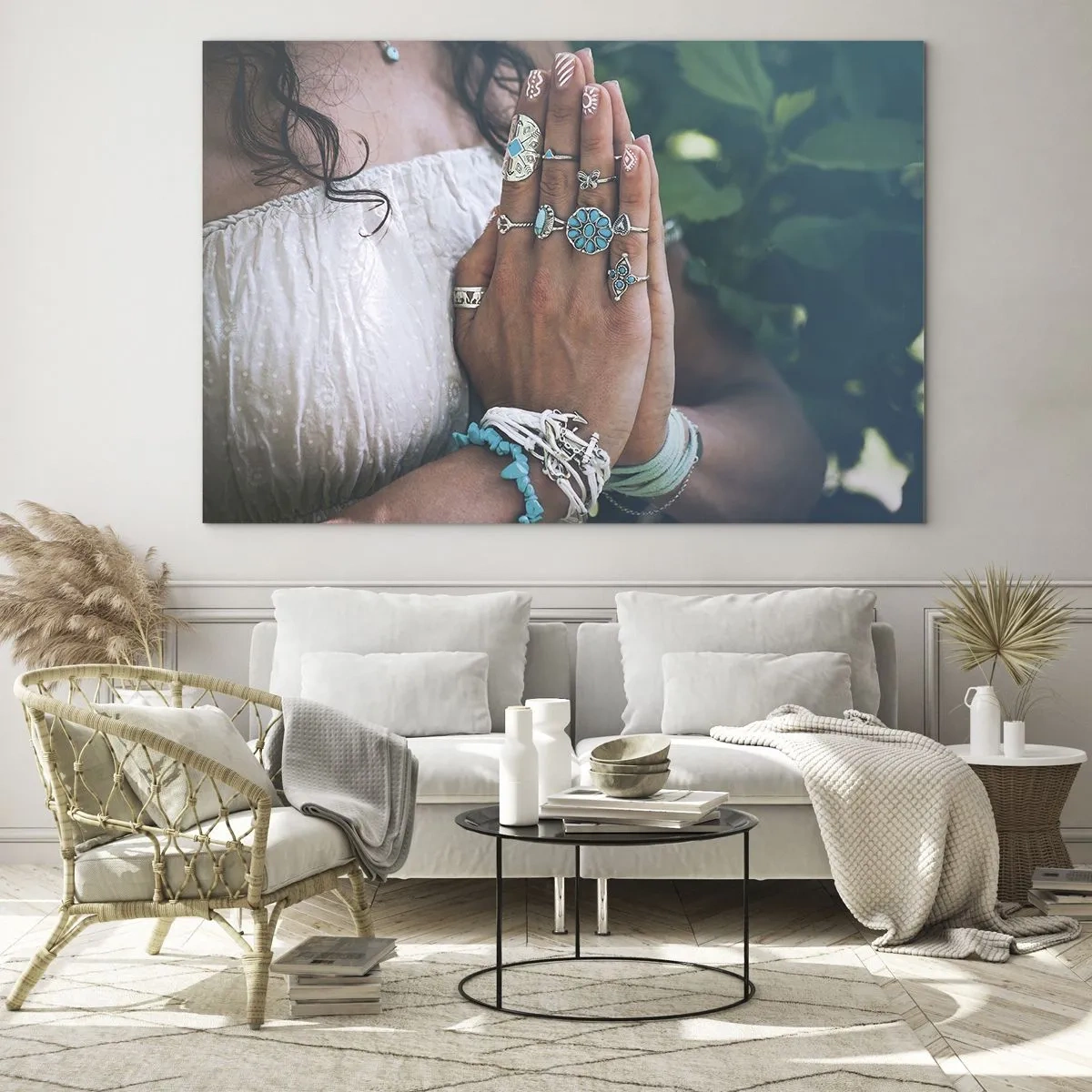 Tablou pe sticlă - Mâinile unei femei purtând bijuterii boho - 70x50cm - Bine ați venit în centrul ființei - Decorațiune modernă pentru perete pentru living și dormitor ARTTOR