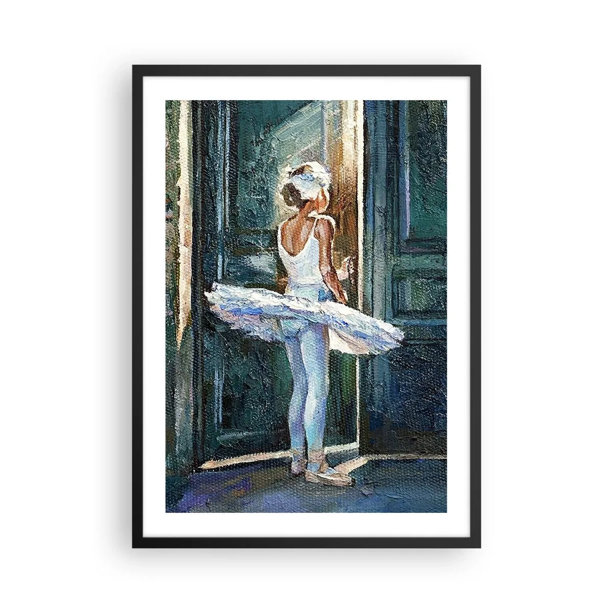 Poster în ramă neagră - Balerină în lumina unei uși în stil impresionist - 50x70cm - Înainte de spectacol - Decorațiune modernă pentru perete pentru living și dormitor ARTTOR